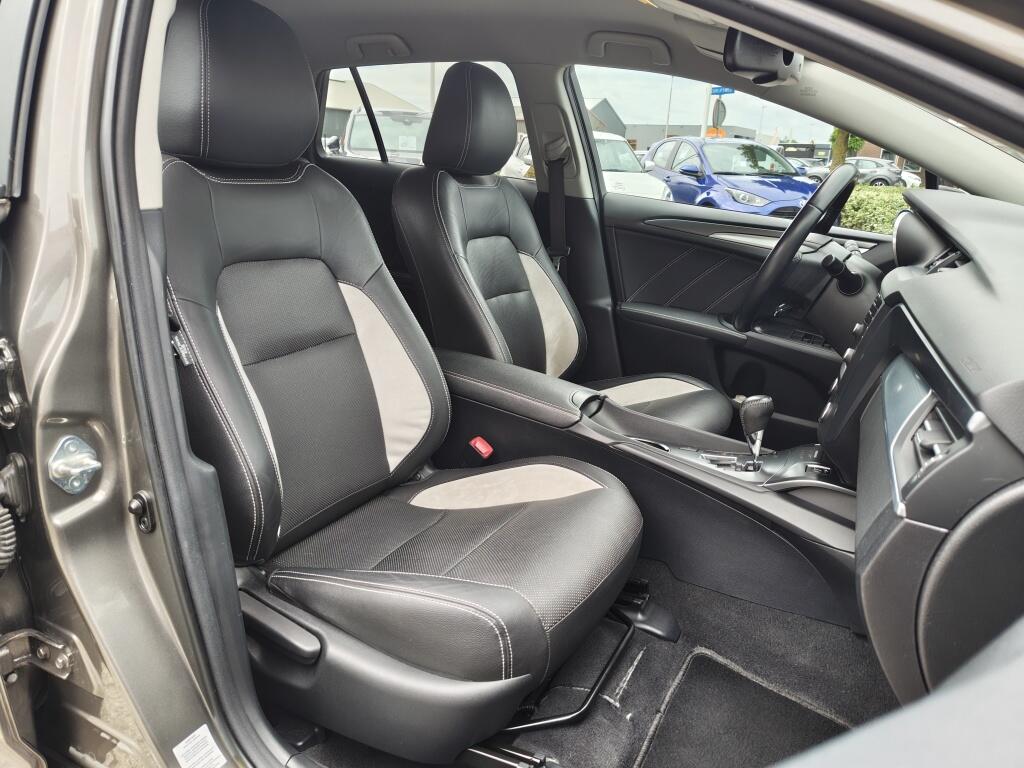 Toyota Avensis Touring Sports 1.8 VVT-i Dynamic Automaat | Trekhaak | Stoelverwarming | Leder - Image 27