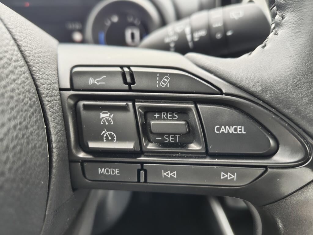 Toyota Yaris 1.5 Hybrid Dynamic | NL Auto | All Season | Keyless Entry & Star - Image 12