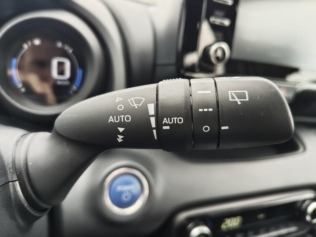 Toyota Yaris 1.5 Hybrid Dynamic | NL Auto | All Season | Keyless Entry & Star - Image 14