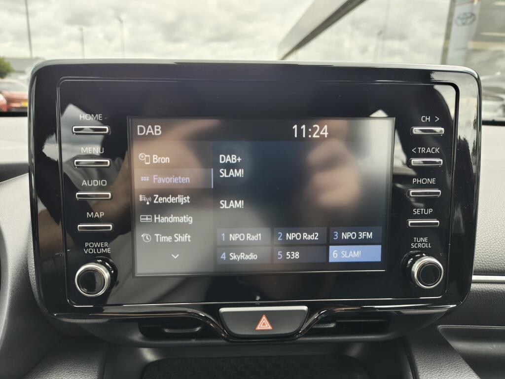 Toyota Yaris 1.5 Hybrid Dynamic | NL Auto | All Season | Keyless Entry & Star - Image 15
