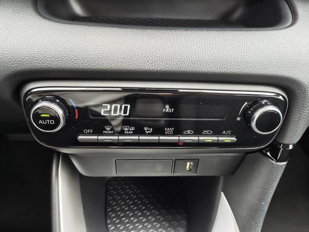 Toyota Yaris 1.5 Hybrid Dynamic | NL Auto | All Season | Keyless Entry & Star - Image 18