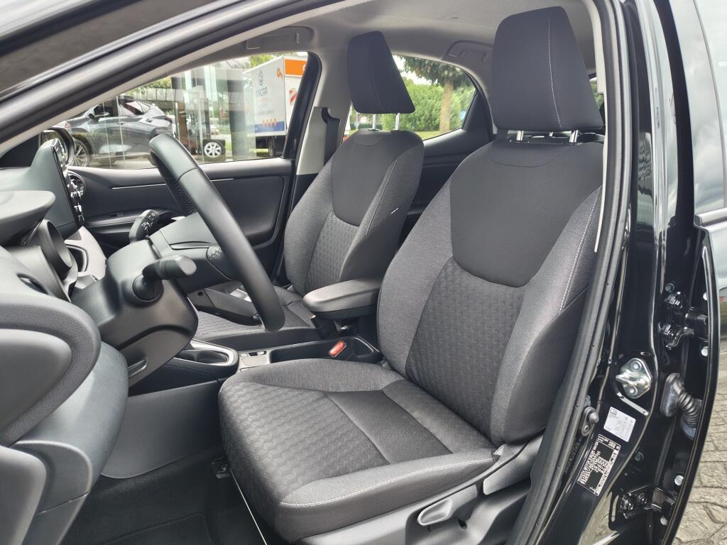 Toyota Yaris 1.5 Hybrid Dynamic | NL Auto | All Season | Keyless Entry & Star - Image 25