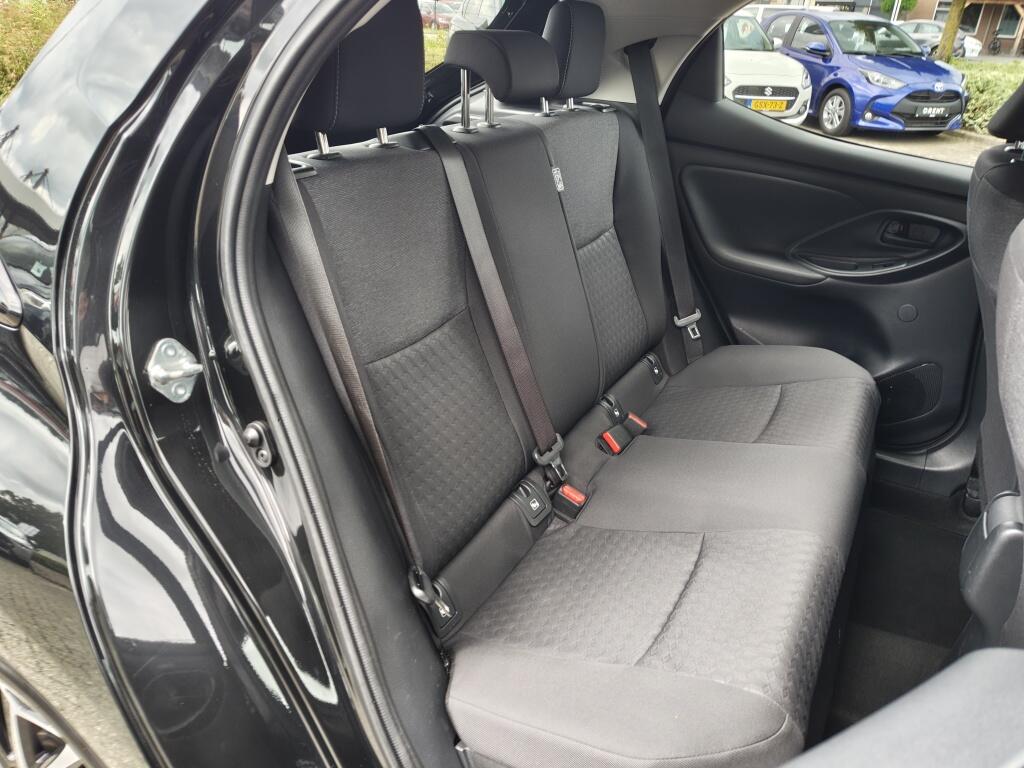 Toyota Yaris 1.5 Hybrid Dynamic | NL Auto | All Season | Keyless Entry & Star - Image 28