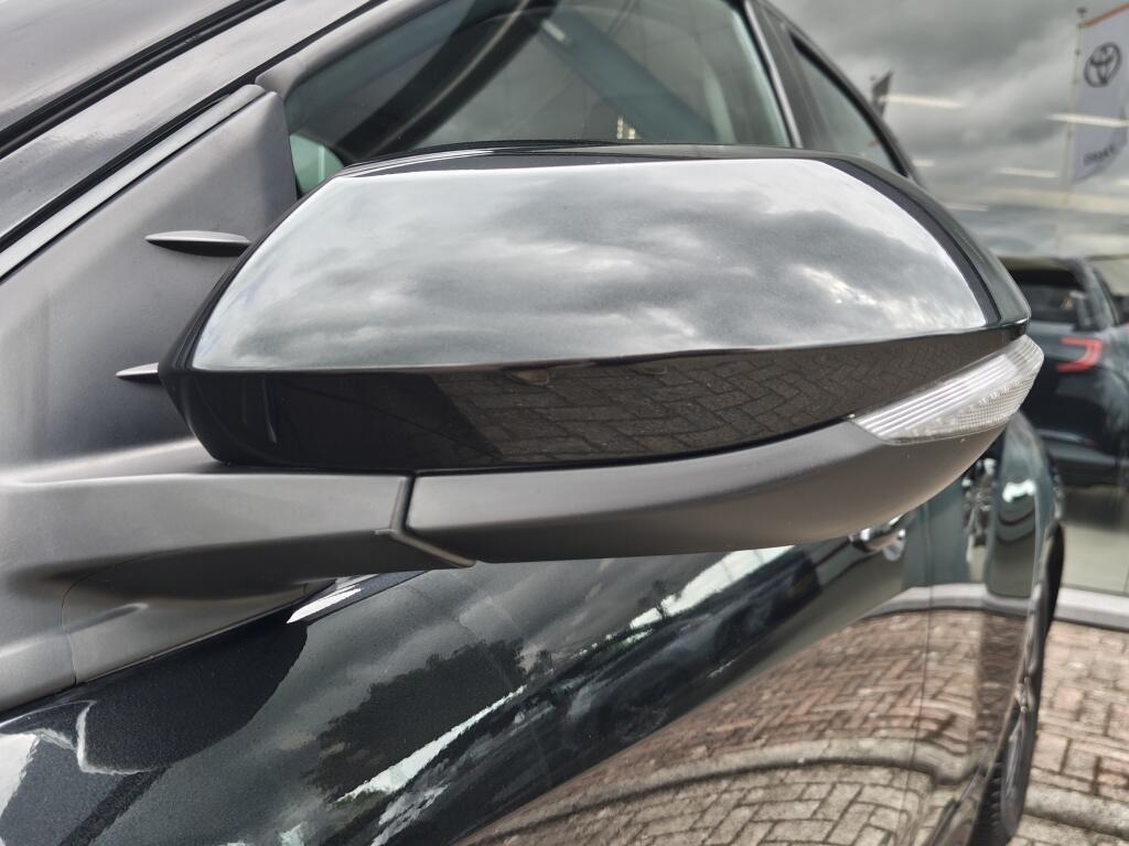 Toyota Yaris 1.5 Hybrid Dynamic | NL Auto | All Season | Keyless Entry & Star - Image 33