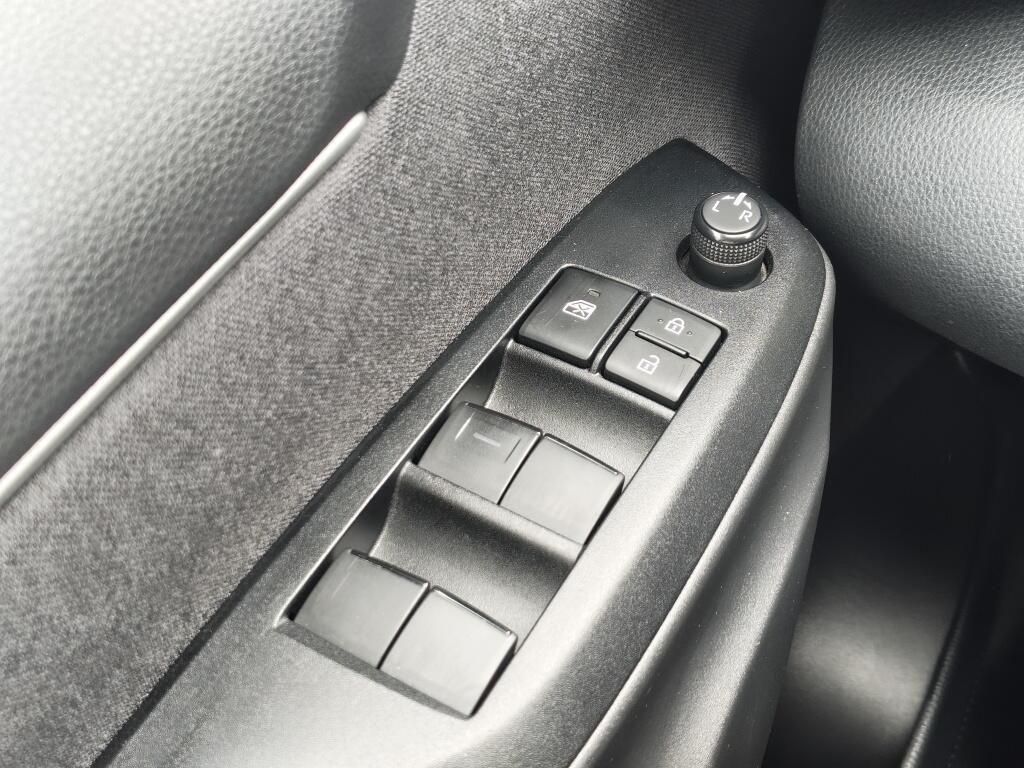 Toyota Yaris 1.5 Hybrid Dynamic | NL Auto | All Season | Keyless Entry & Star - Image 22