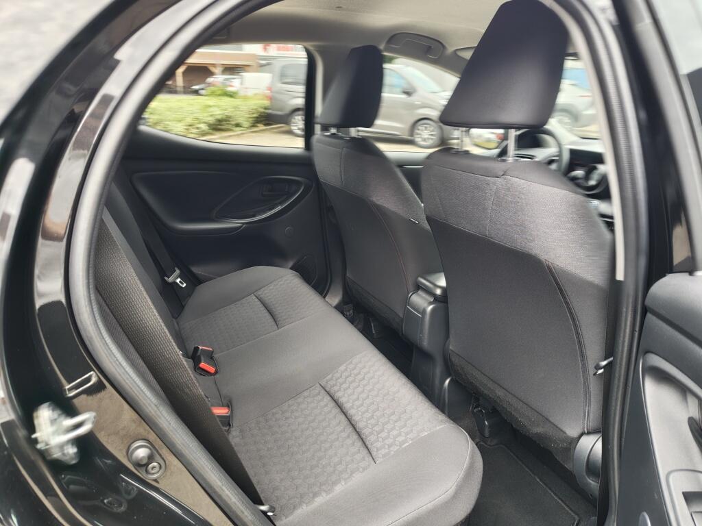 Toyota Yaris 1.5 Hybrid Dynamic | NL Auto | All Season | Keyless Entry & Star - Image 27