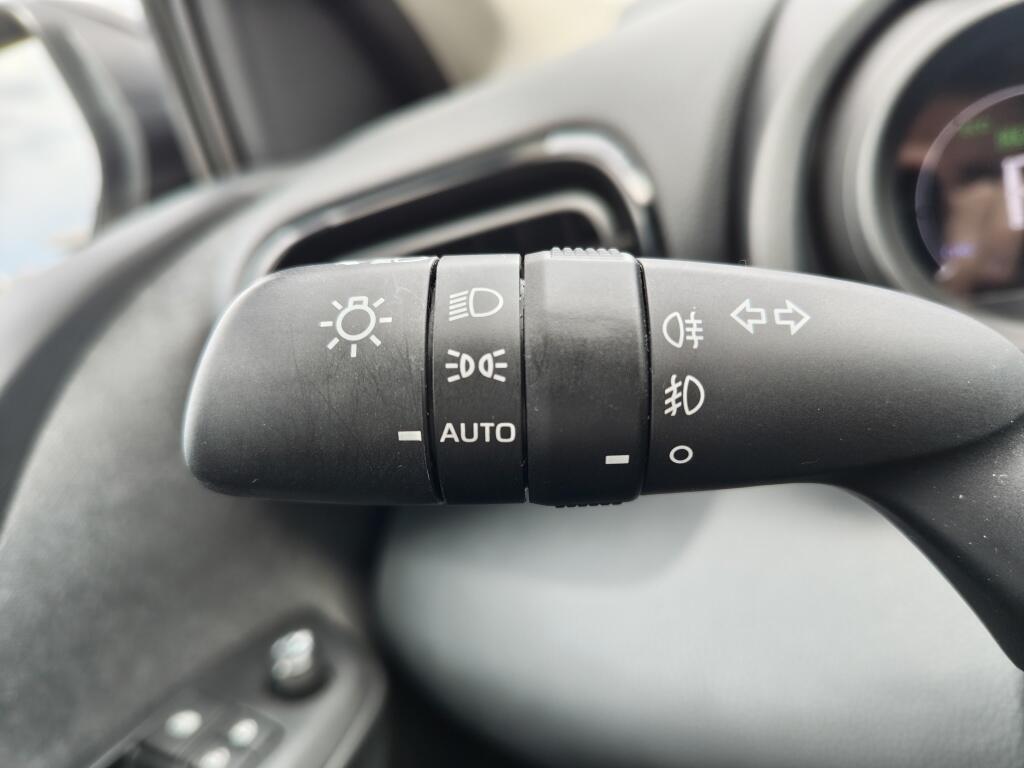 Toyota Yaris 1.5 Hybrid Dynamic Bi-Tone | Trekhaak Afneembaar | Navi | Keyles - Image 12