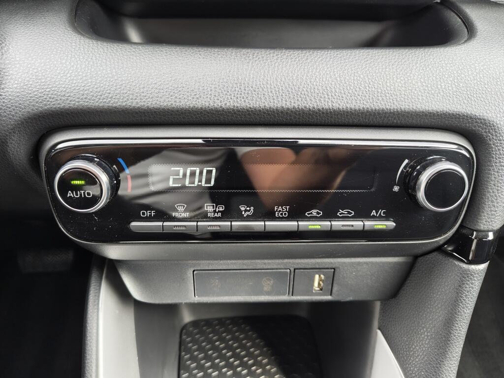 Toyota Yaris 1.5 Hybrid Dynamic Bi-Tone | Trekhaak Afneembaar | Navi | Keyles - Image 21