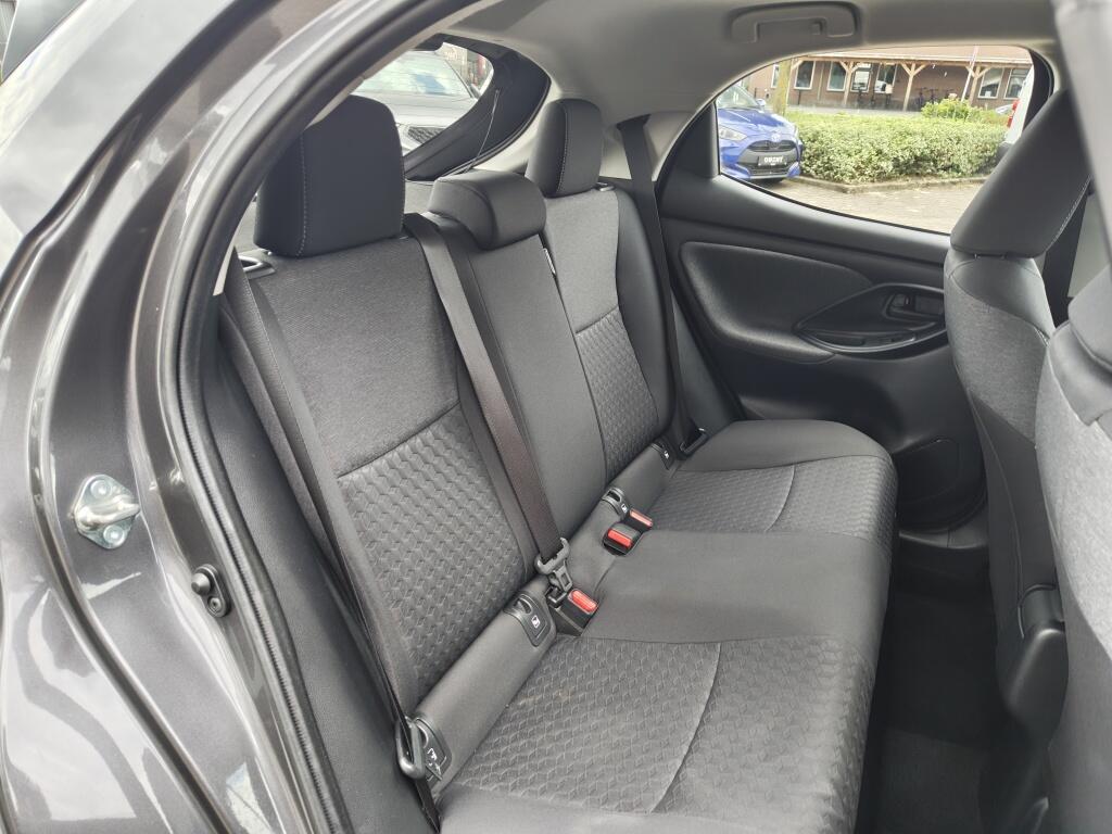 Toyota Yaris 1.5 Hybrid Dynamic | Trekhaak Afn. | All Seasons | Navi | Keyless Entry & Star - Image 29