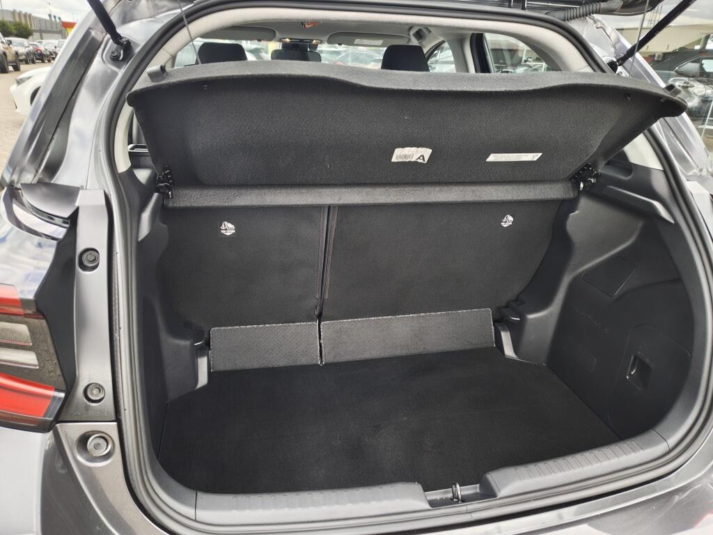 Toyota Yaris 1.5 Hybrid Dynamic | Trekhaak Afn. | All Seasons | Navi | Keyless Entry & Star - Image 30