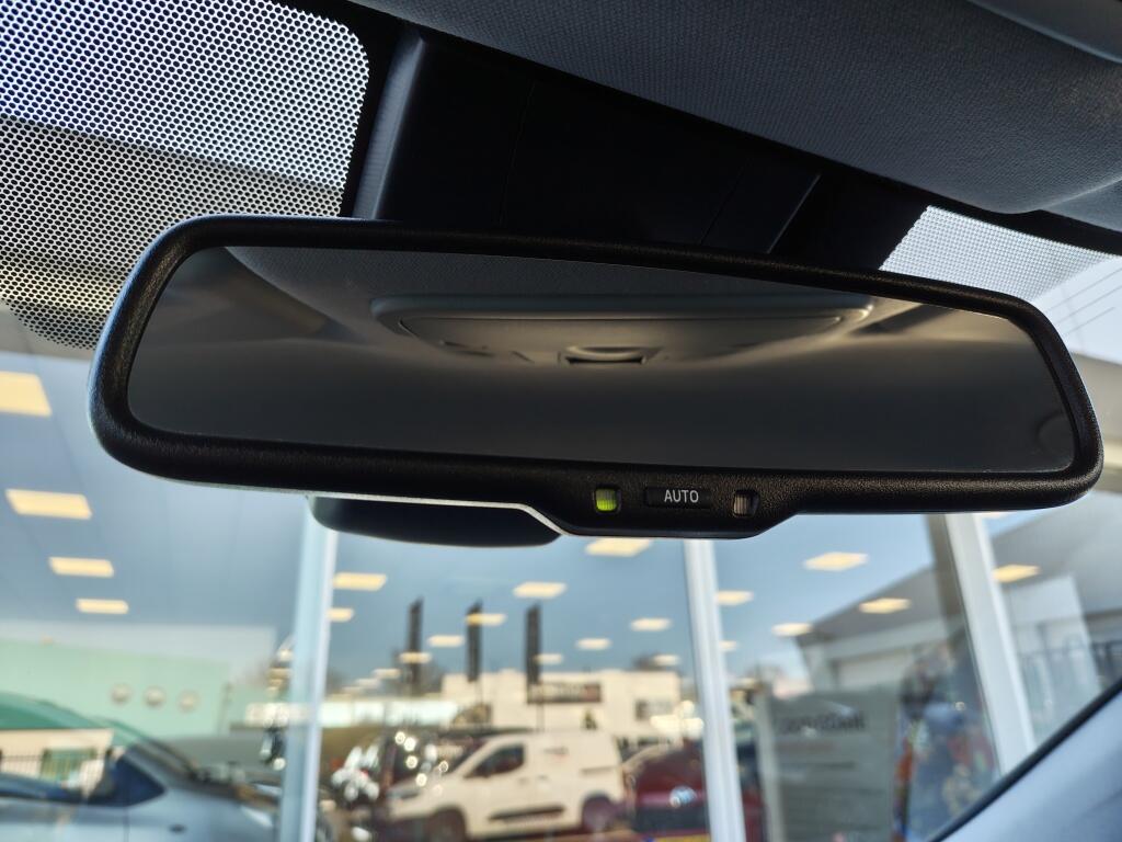 Toyota Prius 1.8 Plug-in Business Plus | Navi | JBL |  Sensoren | Stoelverwar - Image 27