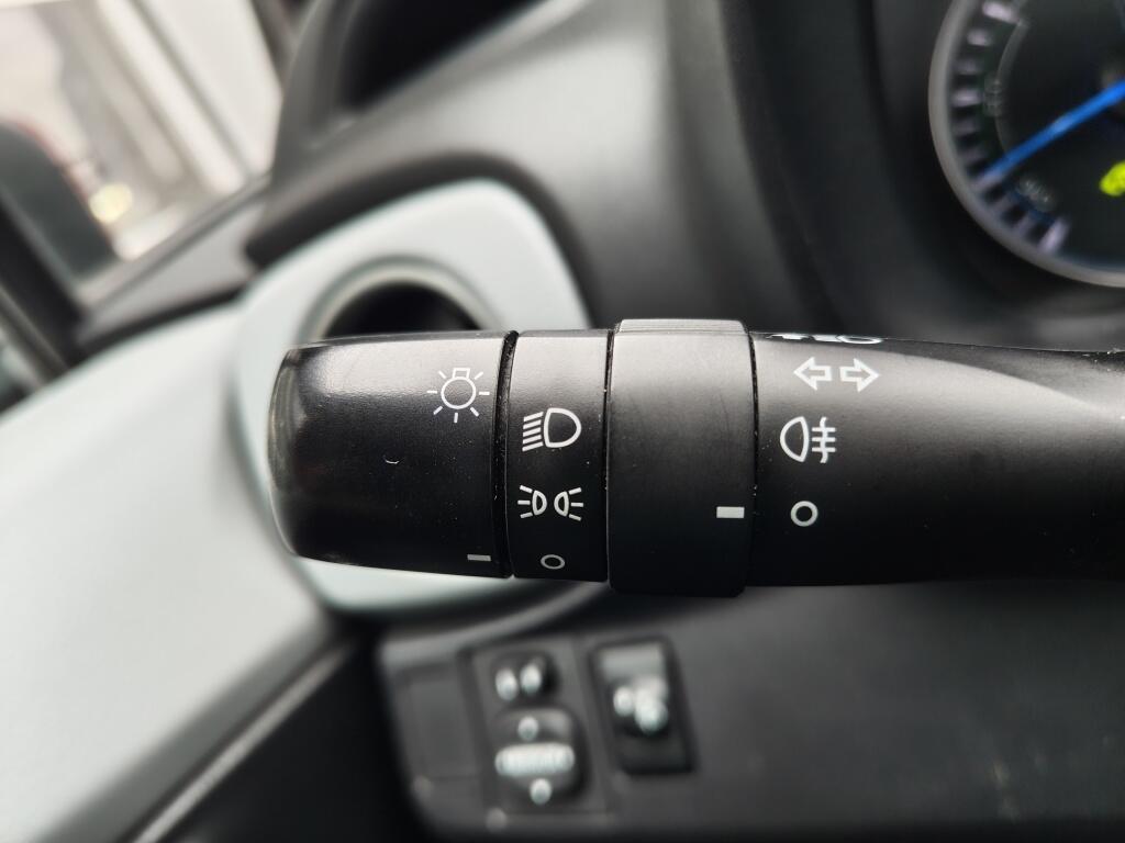 Toyota Yaris 1.5 Hybrid Dynamic | Lichtmetalen velgen | Goed Onderhouden | El. Climate Control - Image 11