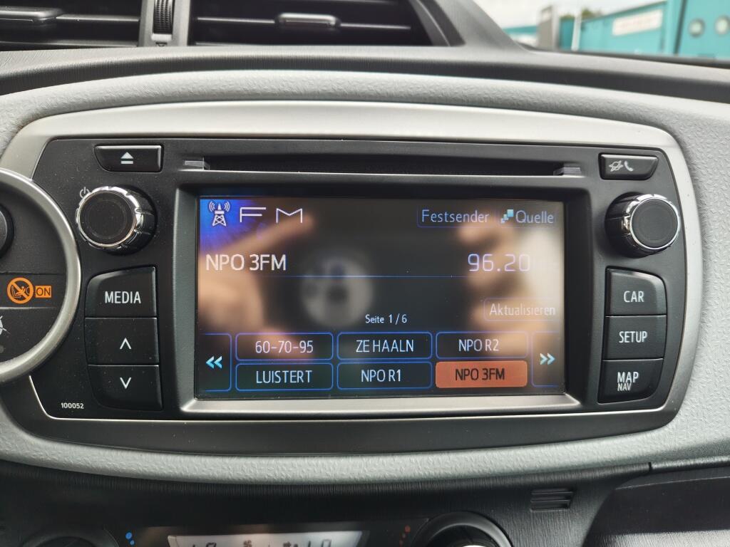 Toyota Yaris 1.5 Hybrid Dynamic | Lichtmetalen velgen | Goed Onderhouden | El. Climate Control - Image 13