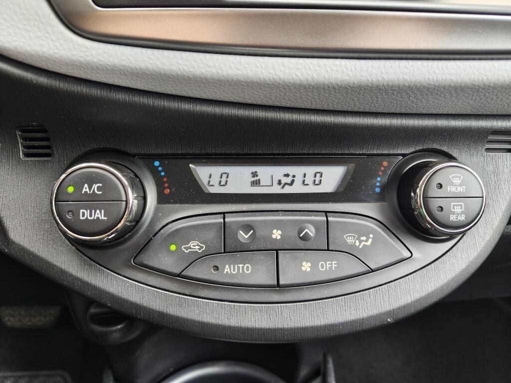 Toyota Yaris 1.5 Hybrid Dynamic | Lichtmetalen velgen | Goed Onderhouden | El. Climate Control - Image 16