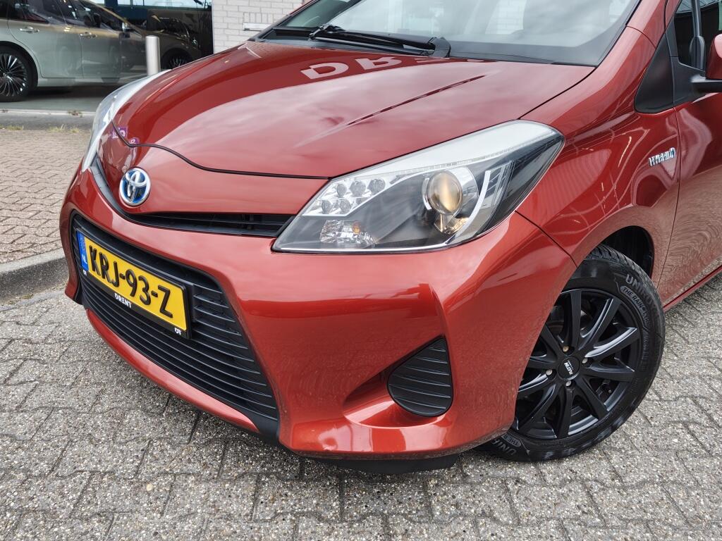 Toyota Yaris 1.5 Hybrid Dynamic | Lichtmetalen velgen | Goed Onderhouden | El. Climate Control - Image 2