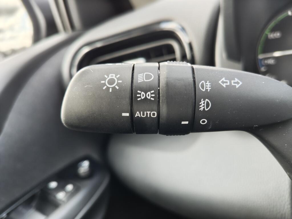 Toyota Yaris 1.5 Hybrid Dynamic | Keyless Entry | Stoel-Stuurverwarming | Android Auto, Apple Carplay | - Image 10