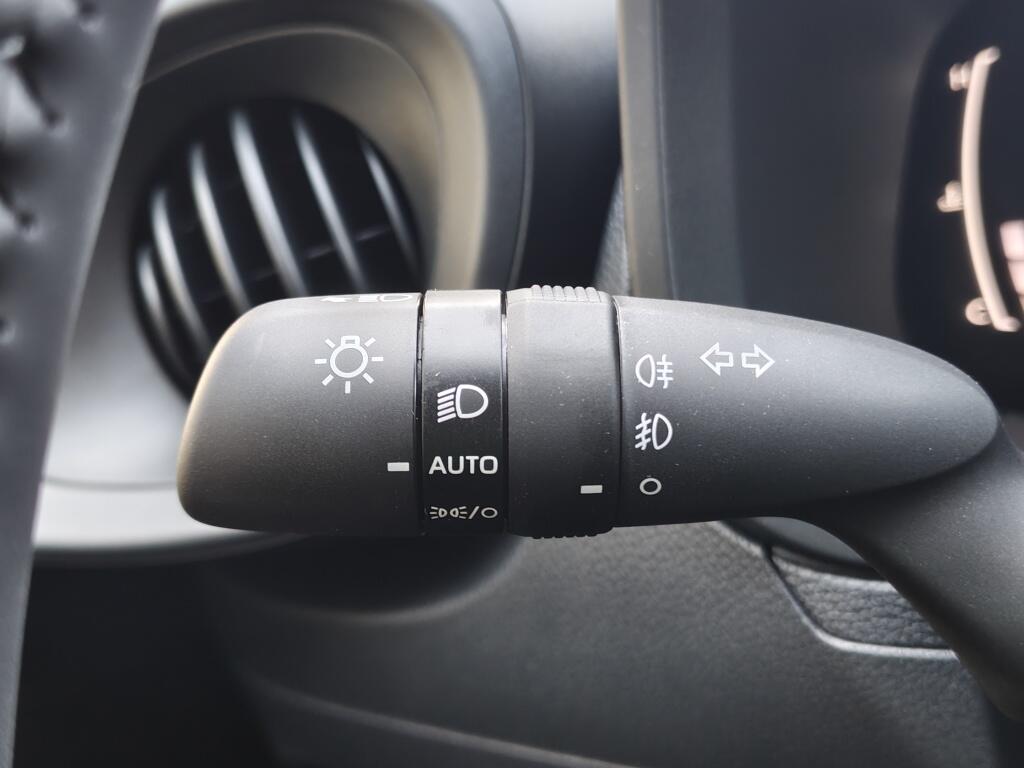 Toyota Aygo X Hybrid 115 Play | Lichtmetaal | Stoelverwarming | Draadloze Telefoonlader - Image 13