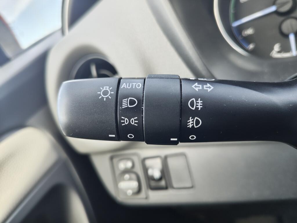 Toyota Yaris 1.5 Hybrid Dynamic | NL Auto | Navi | Keyless Entry & Start | Cruise Control - Image 11