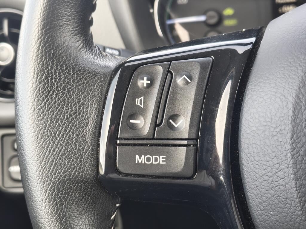 Toyota Yaris 1.5 Hybrid Dynamic | NL Auto | Navi | Keyless Entry & Start | Cruise Control - Image 13