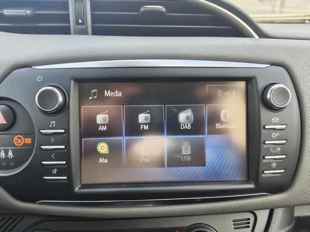 Toyota Yaris 1.5 Hybrid Dynamic | NL Auto | Navi | Keyless Entry & Start | Cruise Control - Image 16