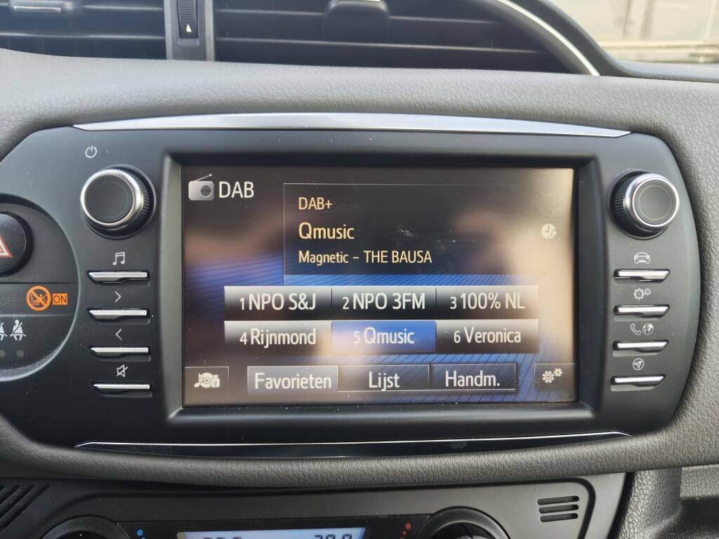 Toyota Yaris 1.5 Hybrid Dynamic | NL Auto | Navi | Keyless Entry & Start | Cruise Control - Image 17