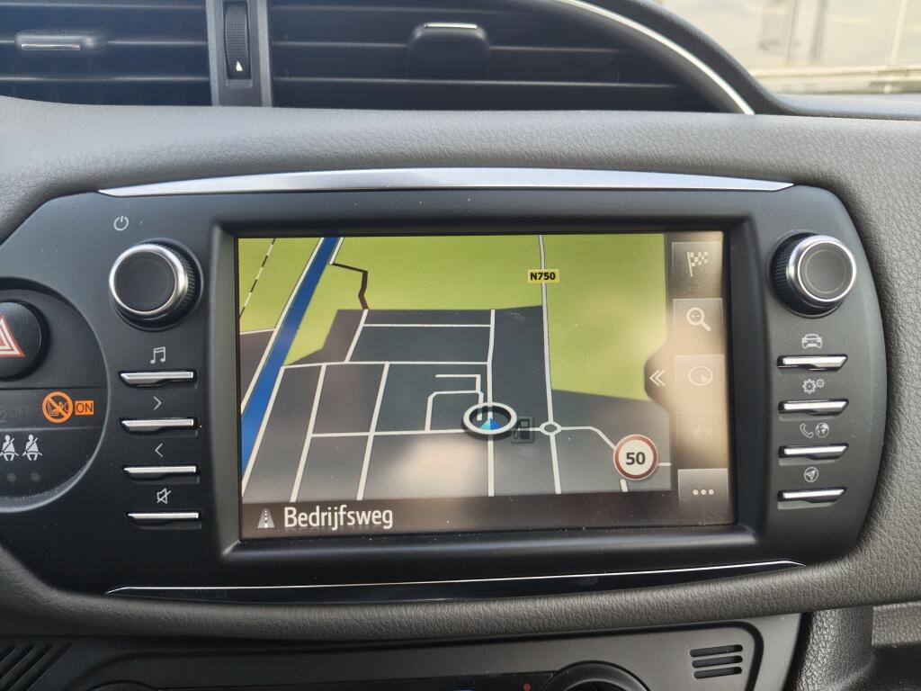 Toyota Yaris 1.5 Hybrid Dynamic | NL Auto | Navi | Keyless Entry & Start | Cruise Control - Image 18