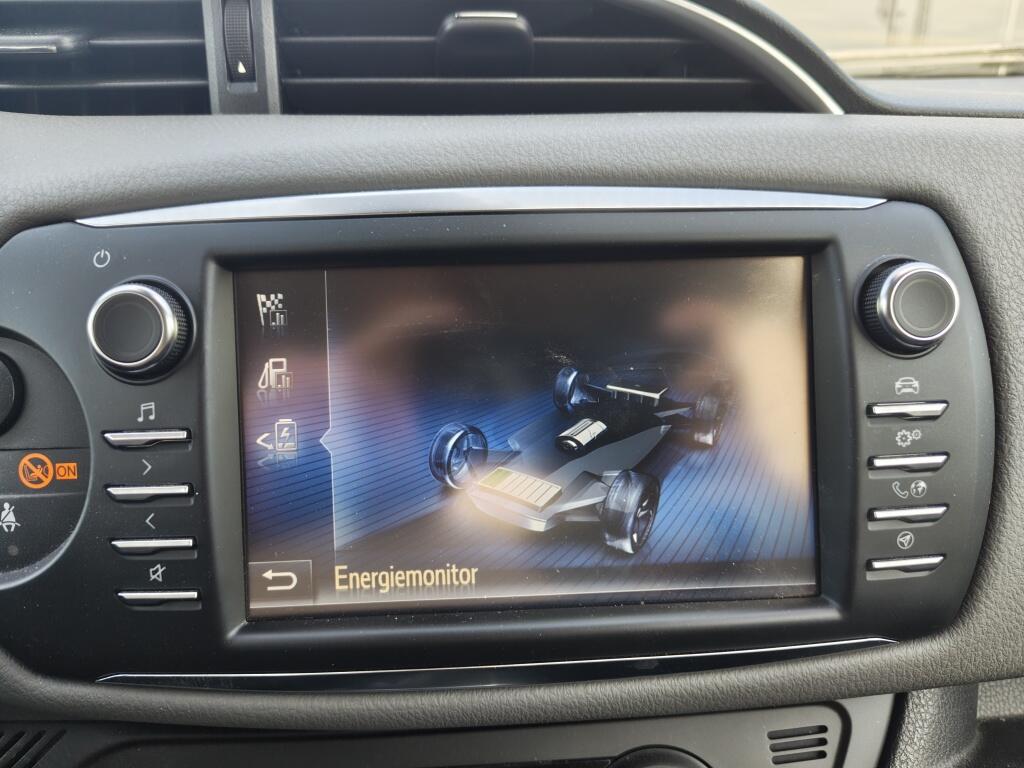 Toyota Yaris 1.5 Hybrid Dynamic | NL Auto | Navi | Keyless Entry & Start | Cruise Control - Image 19