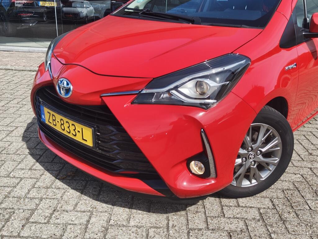 Toyota Yaris 1.5 Hybrid Dynamic | NL Auto | Navi | Keyless Entry & Start | Cruise Control - Image 2