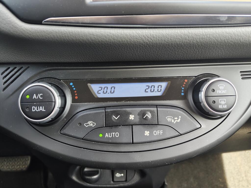 Toyota Yaris 1.5 Hybrid Dynamic | NL Auto | Navi | Keyless Entry & Start | Cruise Control - Image 21