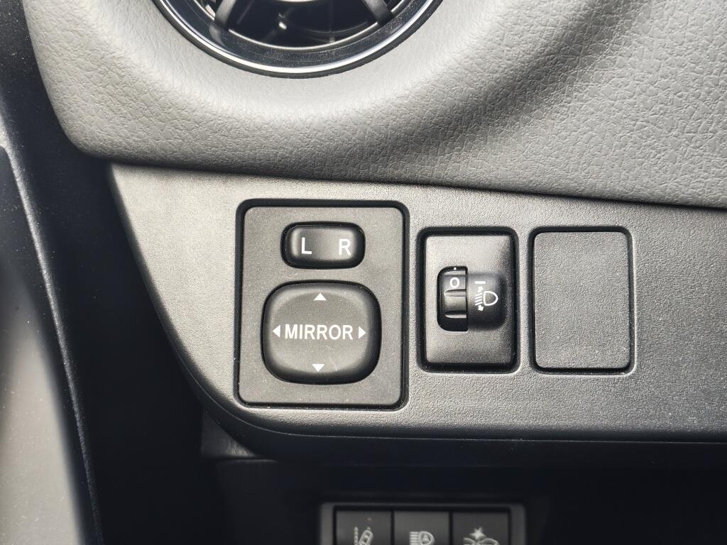 Toyota Yaris 1.5 Hybrid Dynamic | NL Auto | Navi | Keyless Entry & Start | Cruise Control - Image 25