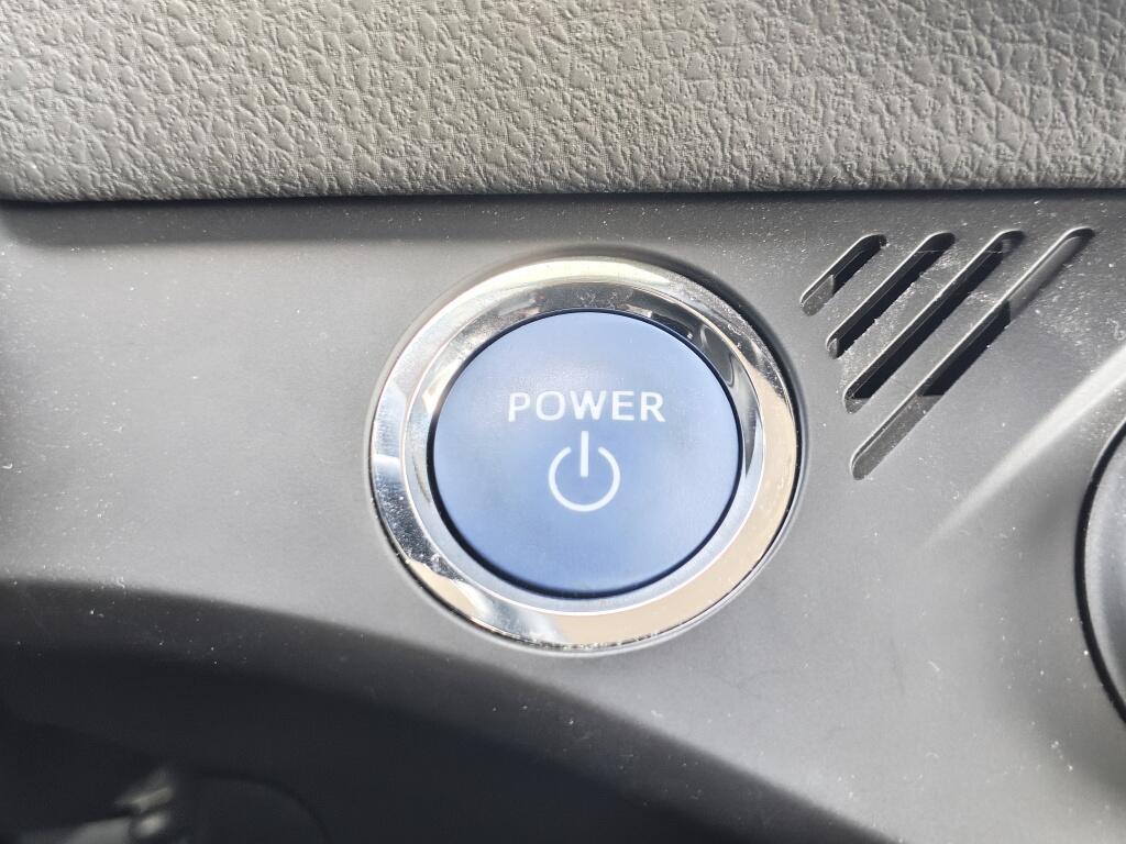 Toyota Yaris 1.5 Hybrid Dynamic | NL Auto | Navi | Keyless Entry & Start | Cruise Control - Image 27