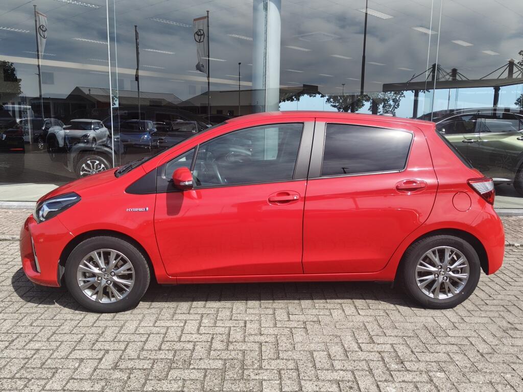 Toyota Yaris 1.5 Hybrid Dynamic | NL Auto | Navi | Keyless Entry & Start | Cruise Control - Image 3