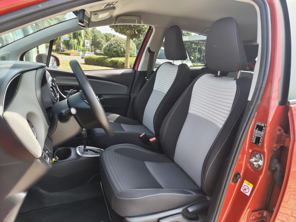 Toyota Yaris 1.5 Hybrid Dynamic | NL Auto | Navi | Keyless Entry & Start | Cruise Control - Image 30