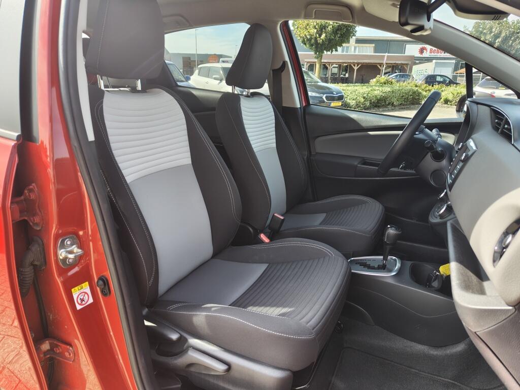 Toyota Yaris 1.5 Hybrid Dynamic | NL Auto | Navi | Keyless Entry & Start | Cruise Control - Image 31