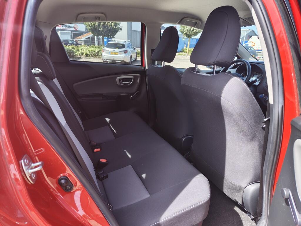 Toyota Yaris 1.5 Hybrid Dynamic | NL Auto | Navi | Keyless Entry & Start | Cruise Control - Image 32