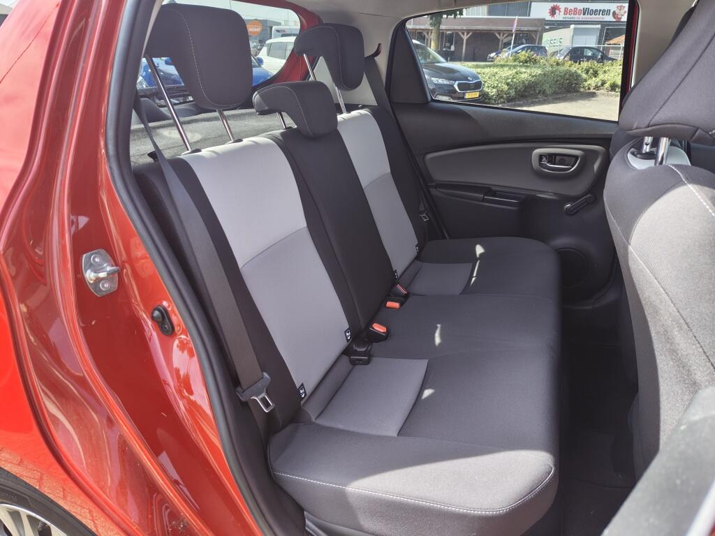 Toyota Yaris 1.5 Hybrid Dynamic | NL Auto | Navi | Keyless Entry & Start | Cruise Control - Image 33