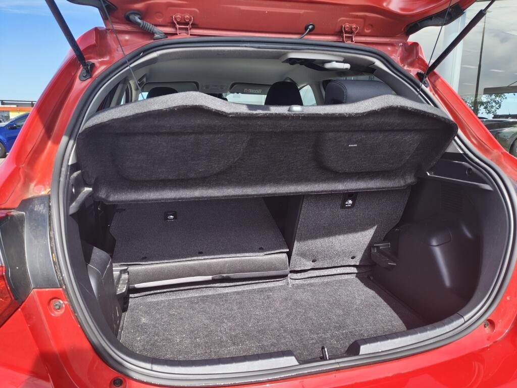 Toyota Yaris 1.5 Hybrid Dynamic | NL Auto | Navi | Keyless Entry & Start | Cruise Control - Image 35