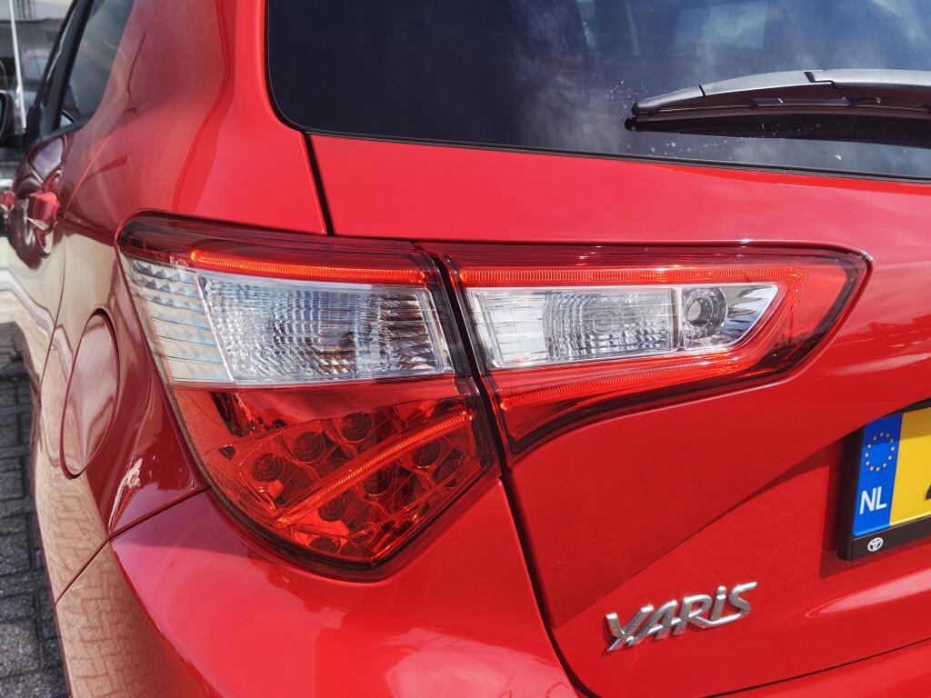 Toyota Yaris 1.5 Hybrid Dynamic | NL Auto | Navi | Keyless Entry & Start | Cruise Control - Image 37