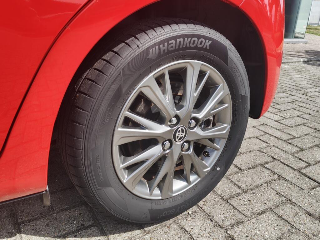 Toyota Yaris 1.5 Hybrid Dynamic | NL Auto | Navi | Keyless Entry & Start | Cruise Control - Image 38