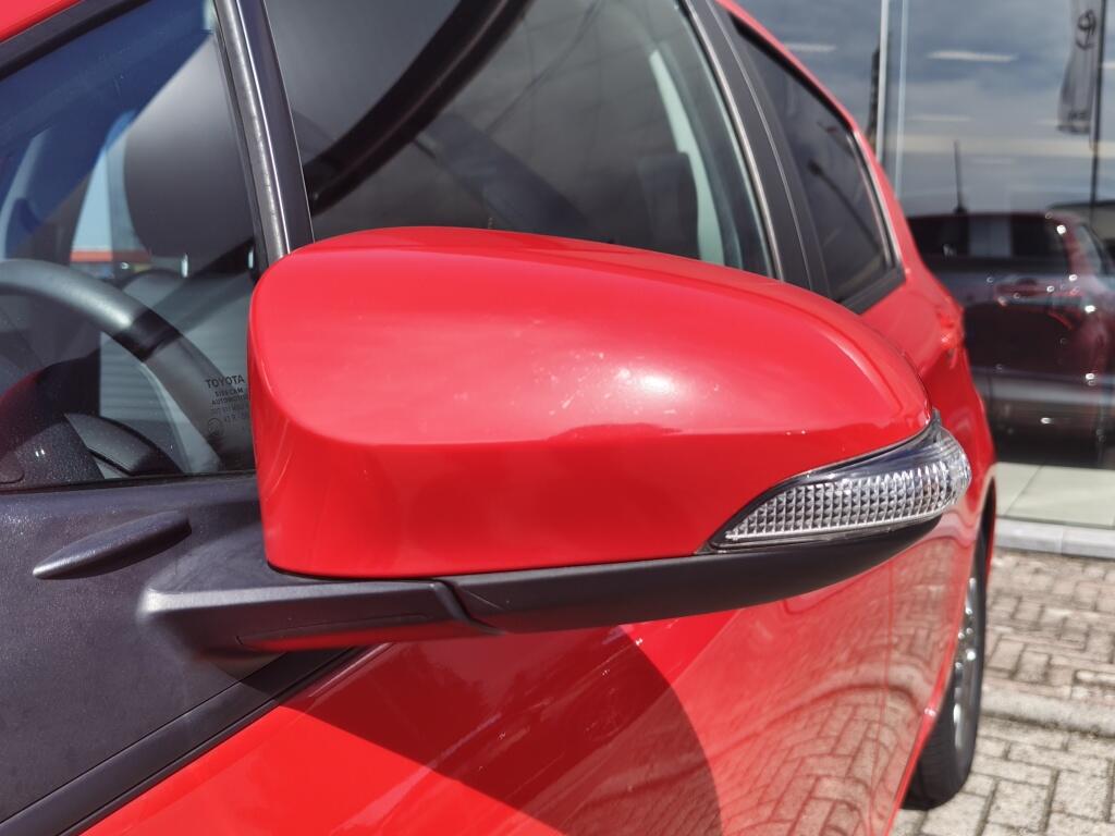 Toyota Yaris 1.5 Hybrid Dynamic | NL Auto | Navi | Keyless Entry & Start | Cruise Control - Image 39