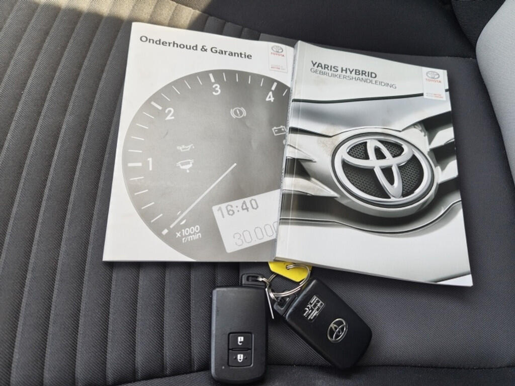Toyota Yaris 1.5 Hybrid Dynamic | NL Auto | Navi | Keyless Entry & Start | Cruise Control - Image 43