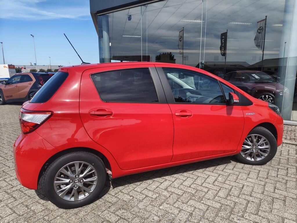 Toyota Yaris 1.5 Hybrid Dynamic | NL Auto | Navi | Keyless Entry & Start | Cruise Control - Image 5
