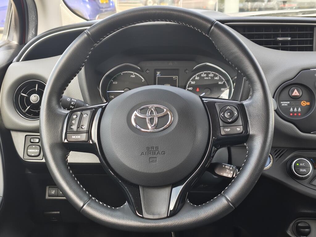 Toyota Yaris 1.5 Hybrid Dynamic | NL Auto | Navi | Keyless Entry & Start | Cruise Control - Image 9
