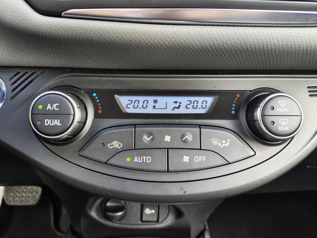 Toyota Yaris 1.5 Full Hybrid Dynamic | Cruise Control | Keyless Entry & Start | Airco - Image 17