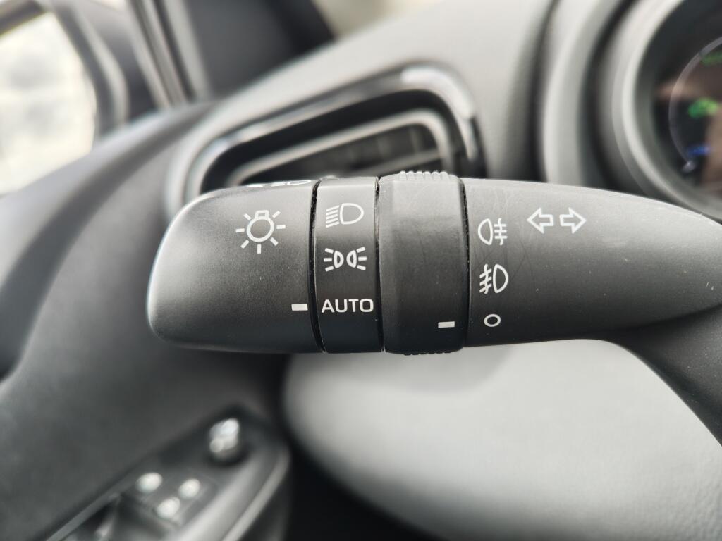Toyota Yaris 1.5 Hybrid Dynamic | NL Auto | Keyless Entry & Start | Android Auto - Image 11