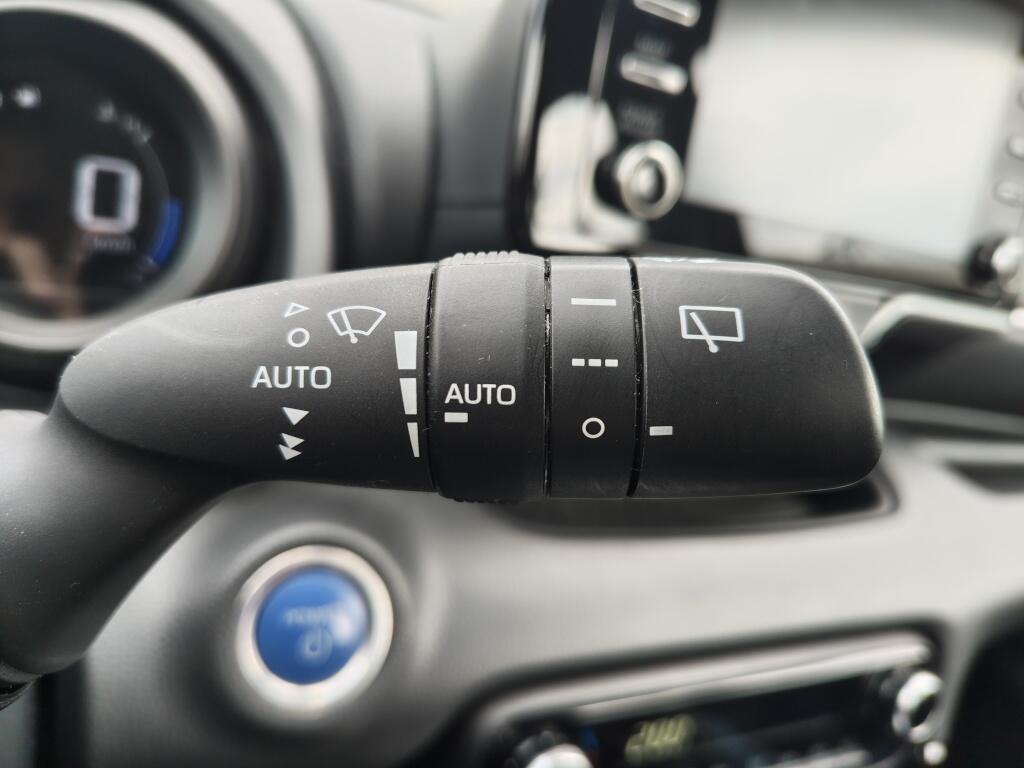 Toyota Yaris 1.5 Hybrid Dynamic | NL Auto | Keyless Entry & Start | Android Auto - Image 12