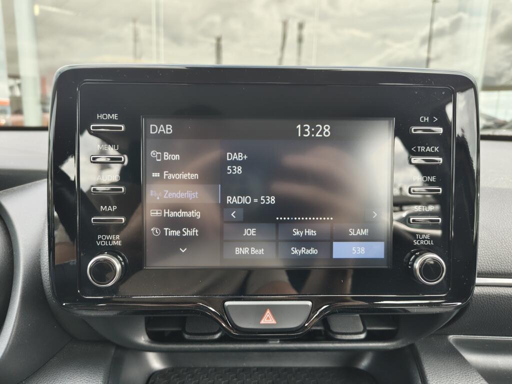 Toyota Yaris 1.5 Hybrid Dynamic | NL Auto | Keyless Entry & Start | Android Auto - Image 16