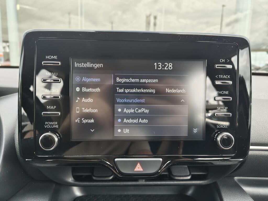 Toyota Yaris 1.5 Hybrid Dynamic | NL Auto | Keyless Entry & Start | Android Auto - Image 17