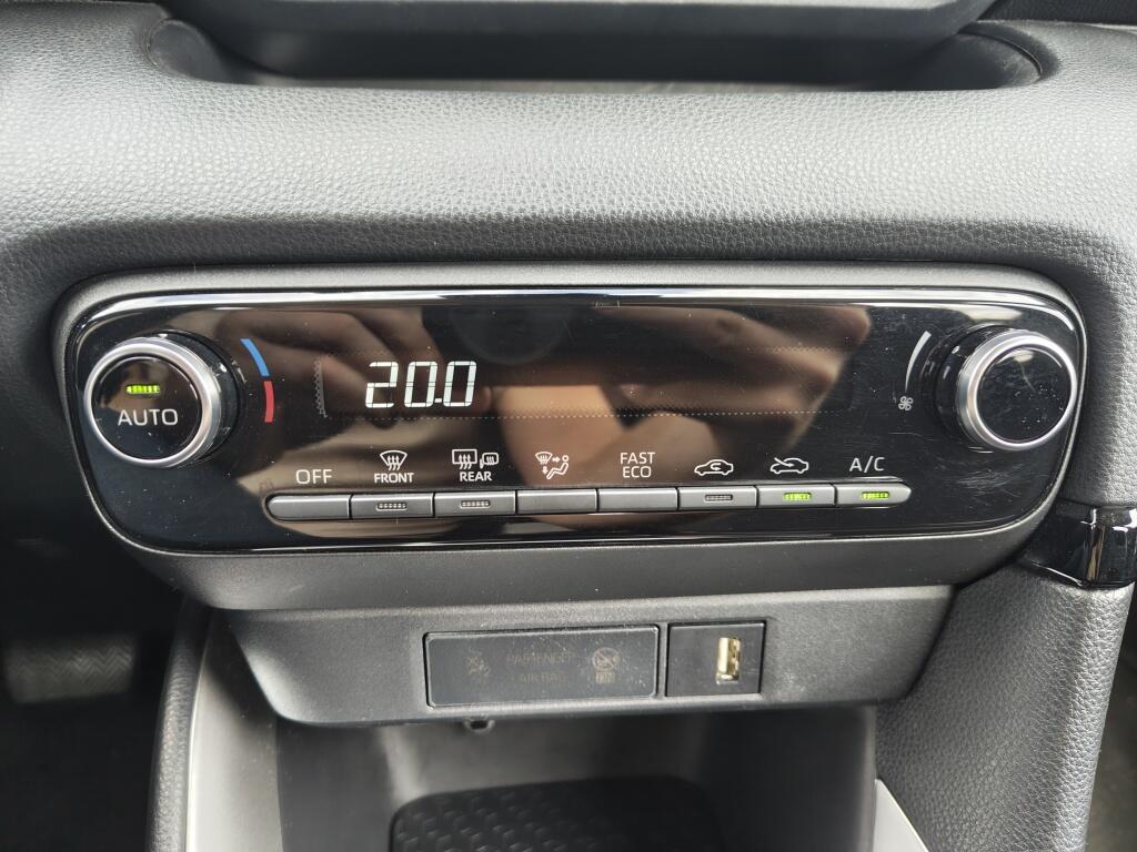 Toyota Yaris 1.5 Hybrid Dynamic | NL Auto | Keyless Entry & Start | Android Auto - Image 19