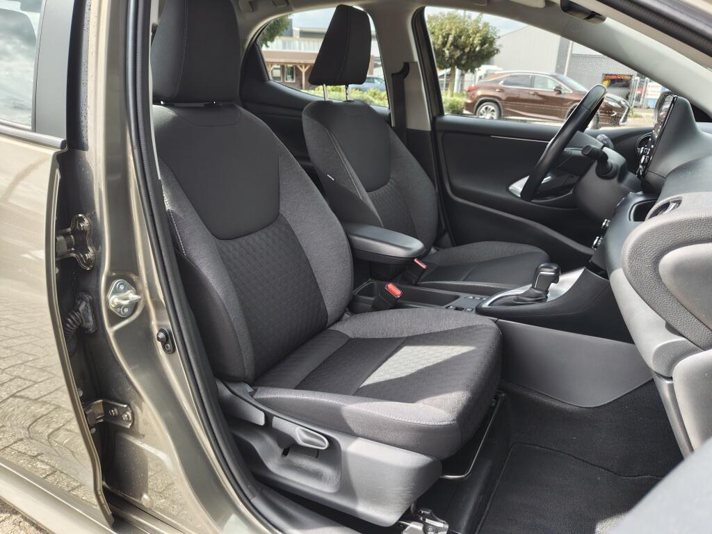Toyota Yaris 1.5 Hybrid Dynamic | NL Auto | Keyless Entry & Start | Android Auto - Image 27
